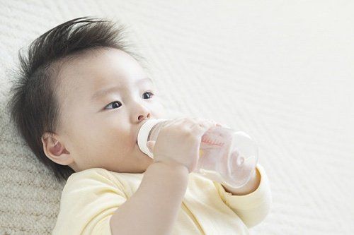 Vì sao trẻ dưới 6 tháng tuổi không cần uống thêm nước lọc? | Vinmec
