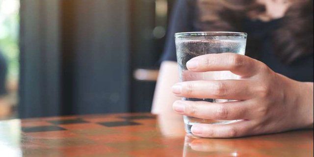 Thường xuyên khát nước là triệu chứng của bệnh gì? | Vinmec