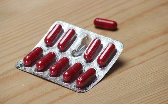 VIÊN THUỐC PANADOL ĐỎ TRÒN NỔI BẬT TRÊN NỀN TRẮNG SẠCH SẼ
