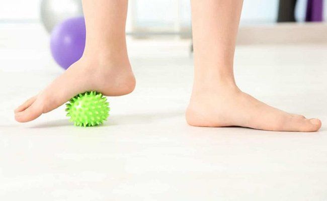 Cách tập vật lý trị liệu cho trẻ có bàn chân bẹt | Vinmec