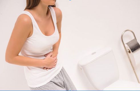 Trong trường hợp cấp tính, viêm đường tiết niệu có thể gây ra các triệu chứng như tiểu buốt, tiểu ra máu hoặc mủ, khiến người bệnh cảm thấy mệt mỏi.