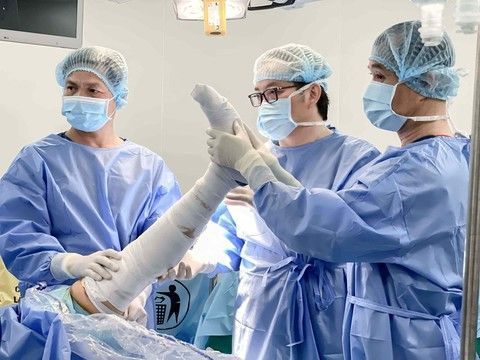 So với phương pháp mổ mở truyền thống, nội soi khớp mang lại nhiều ưu điểm