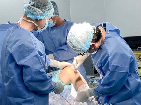 Kỹ thuật nội soi ít xâm lấn giúp bảo tồn mô lành, giảm đau sau mổ cho bệnh nhân có nhiều bệnh lý nền