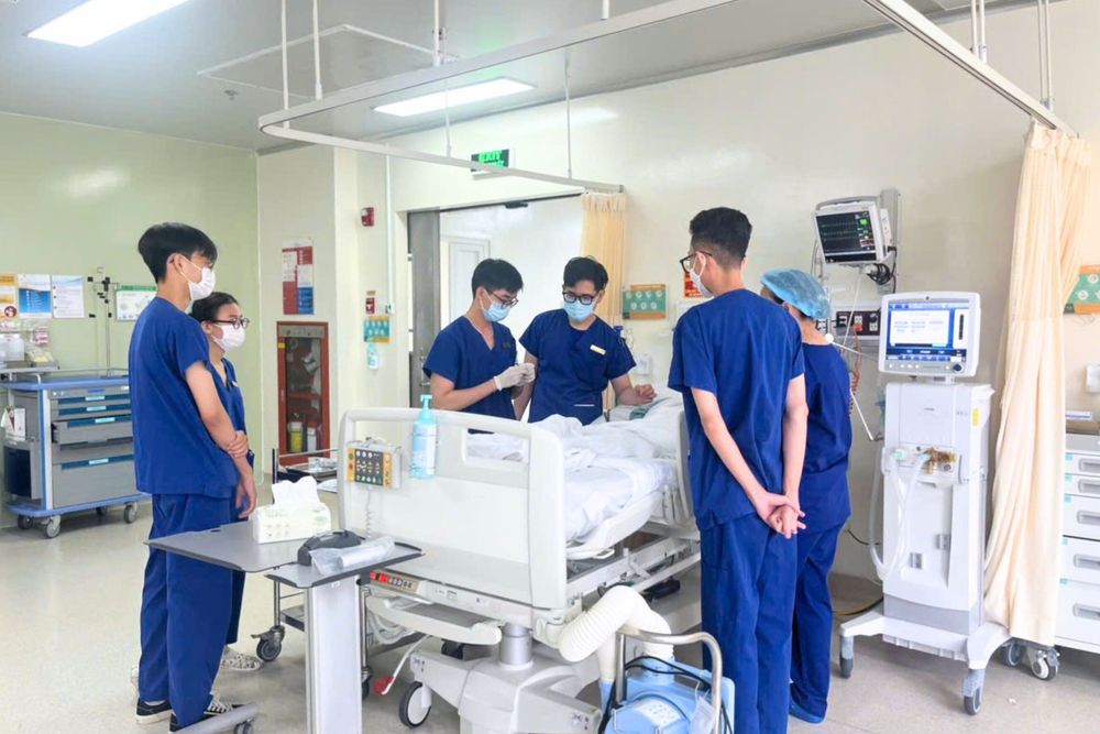 Sinh viên ngành Điều dưỡng được thực hành trực tiếp tại các chuyên khoa dưới sự hướng dẫn tận tình của đội ngũ điều dưỡng giàu kinh nghiệm