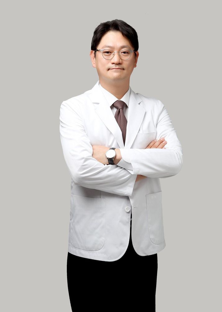 Dr. Yun Chang Woon - Chuyên gia tạo hình đường viền mặt, mắt, mũi, hút/ghép mỡ, trẻ hóa da