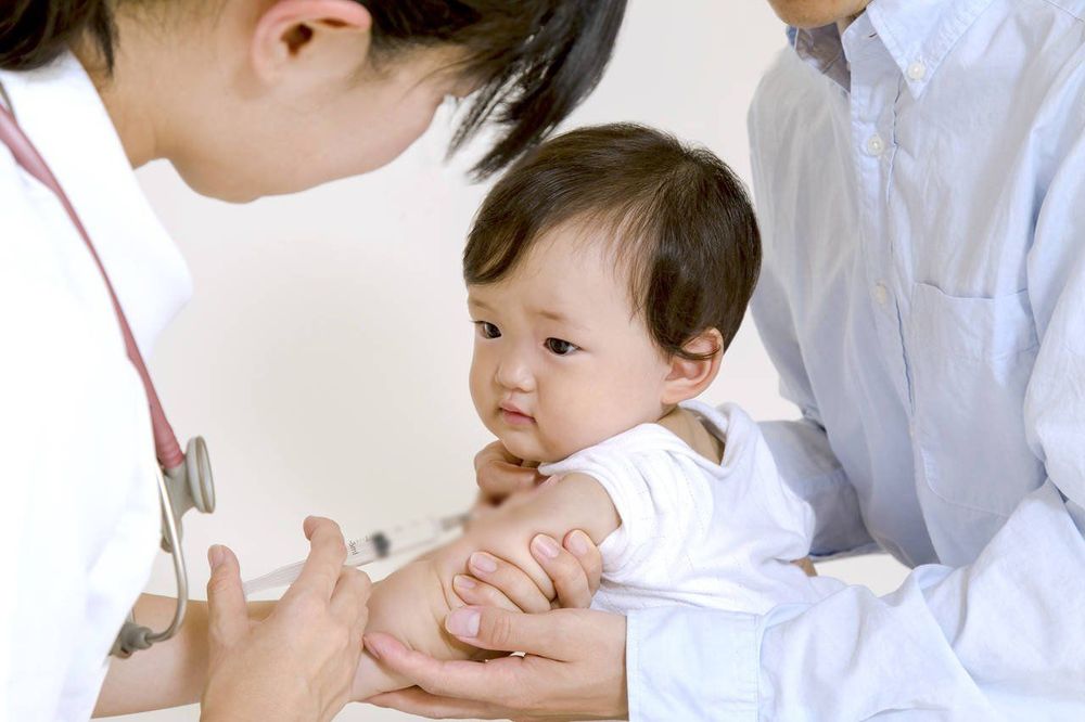 Cha mẹ nên tham khảo lịch tiêm phòng cho bé