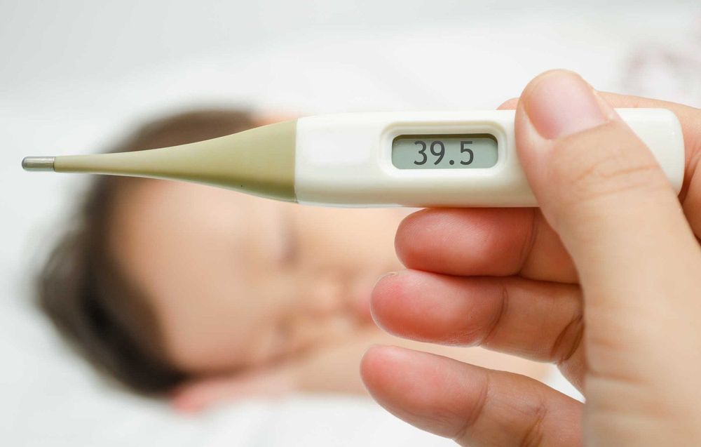 Cho trẻ dùng thuốc hạ sốt paracetamol liều lượng theo cân nặng để hạ sốt và thuốc khác theo đơn bác sĩ kê