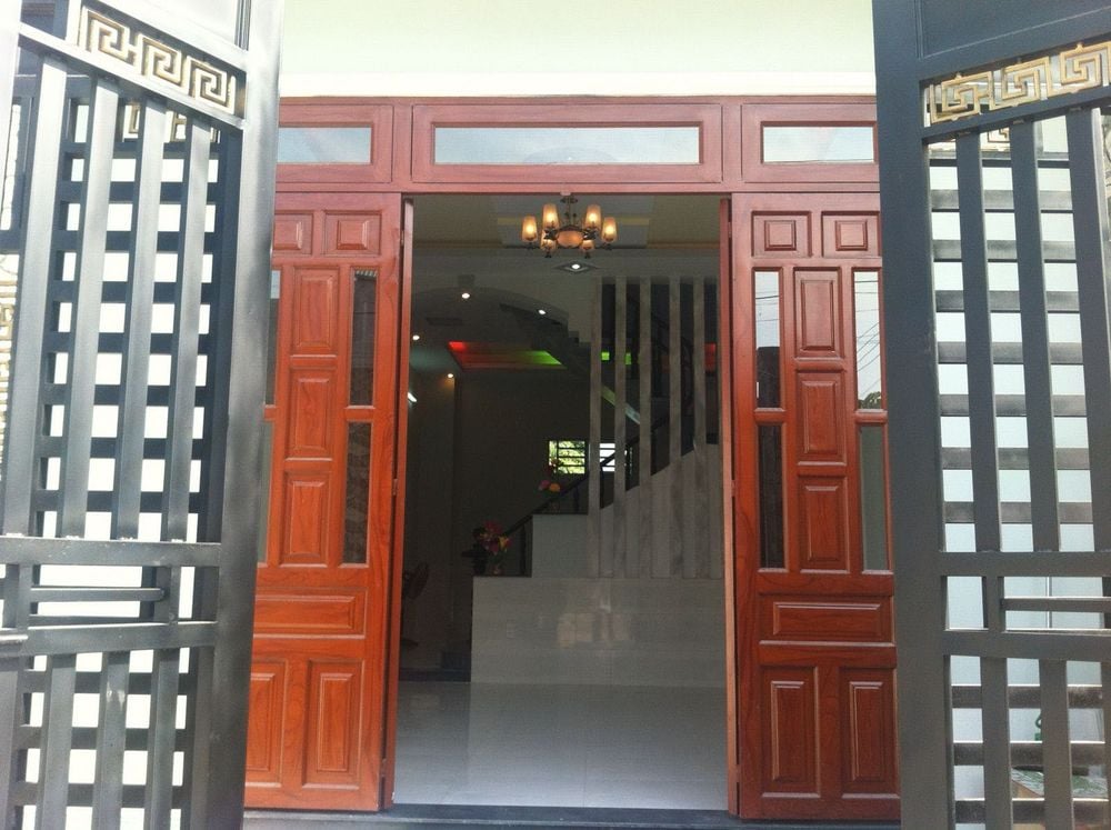 You should only enter the house at least 60 minutes after mosquito spraying.