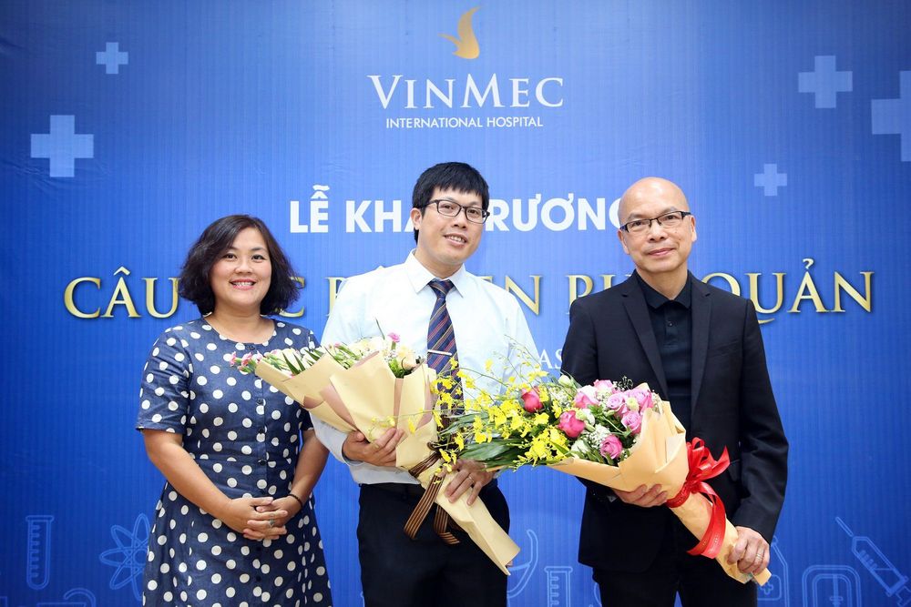 TS.BS. Nguyễn Văn Đĩnh - Trưởng đơn nguyên Dị ứng - Miễn dịch lâm sàng (Đứng giữa)