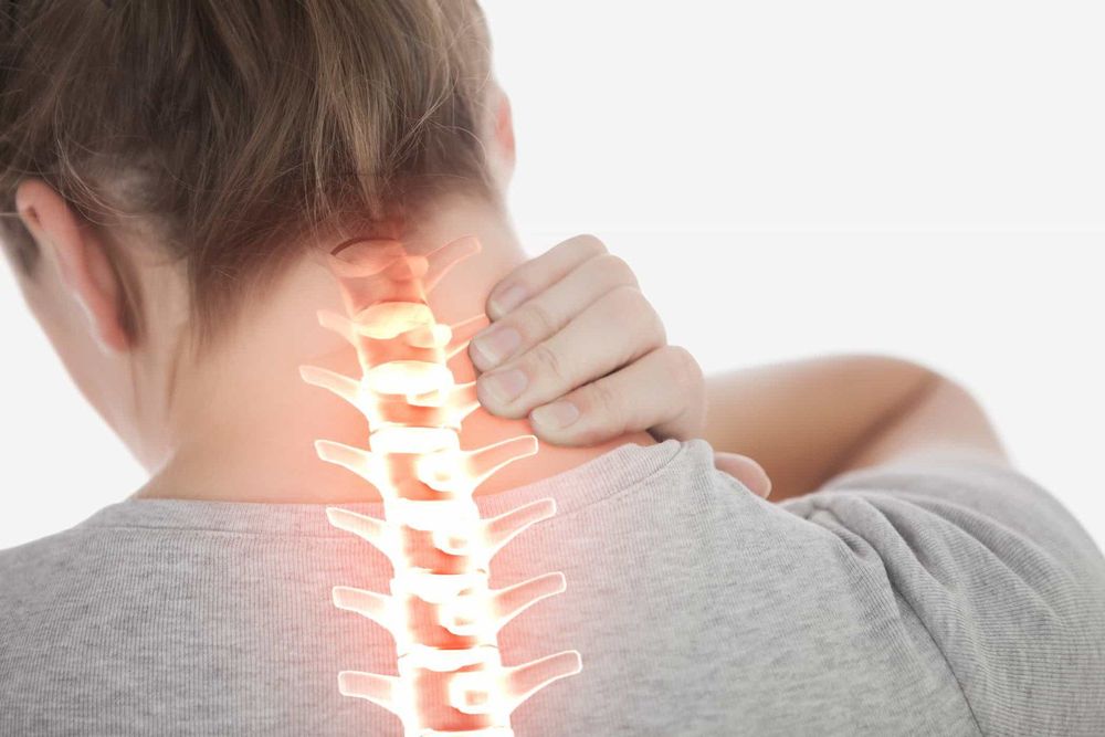 Cứng cổ gây đau đầu là triệu chứng phổ biến của bệnh đau đầu sau thủng màng cứng