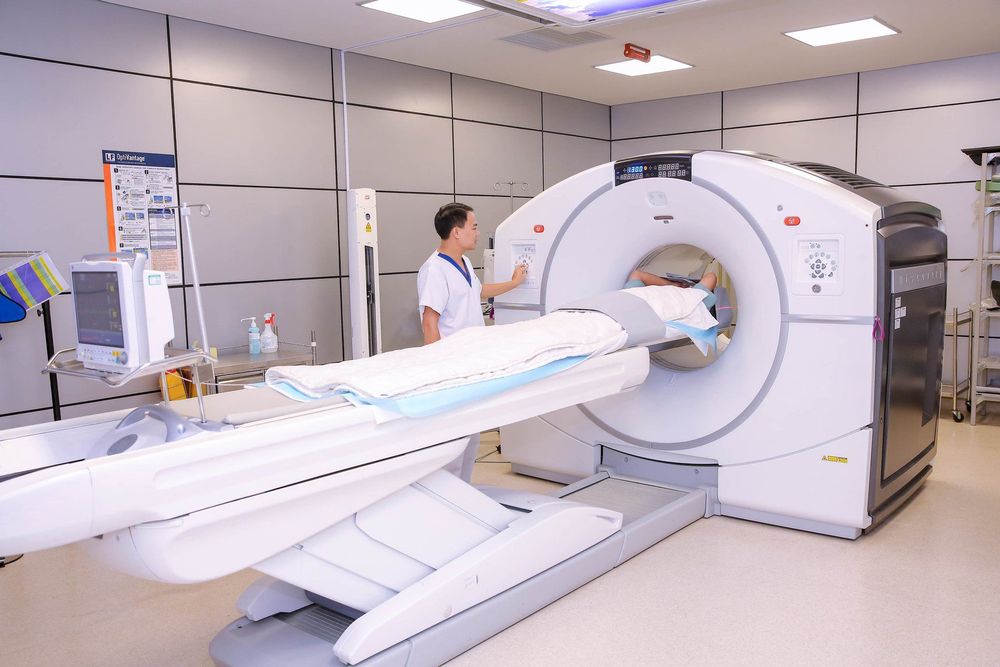Mọi đồng vị phóng xạ mà có khả năng phát ra positron đều có thể dùng làm chất đánh dấu trong chụp hình PET