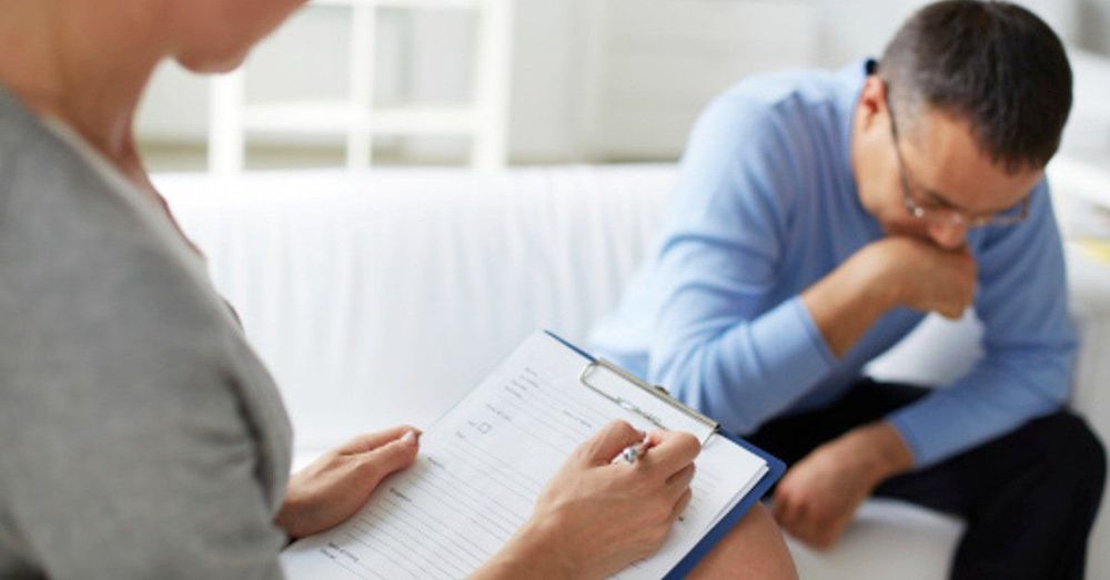 Khi khám bệnh, bác sĩ sẽ khai thác một số thông tin như: tiền sử bệnh, loại thuốc đang sử dụng, tình trạng hút thuốc,...