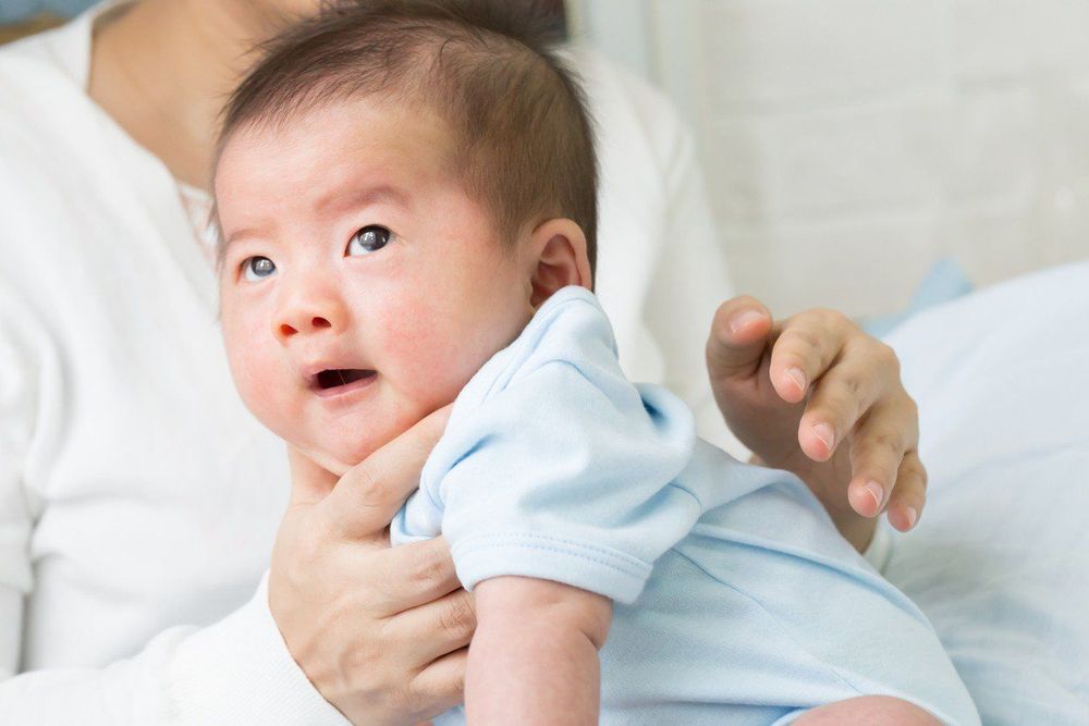 Cho trẻ bại não bú đứng để thuận lợi cho việc ăn uống