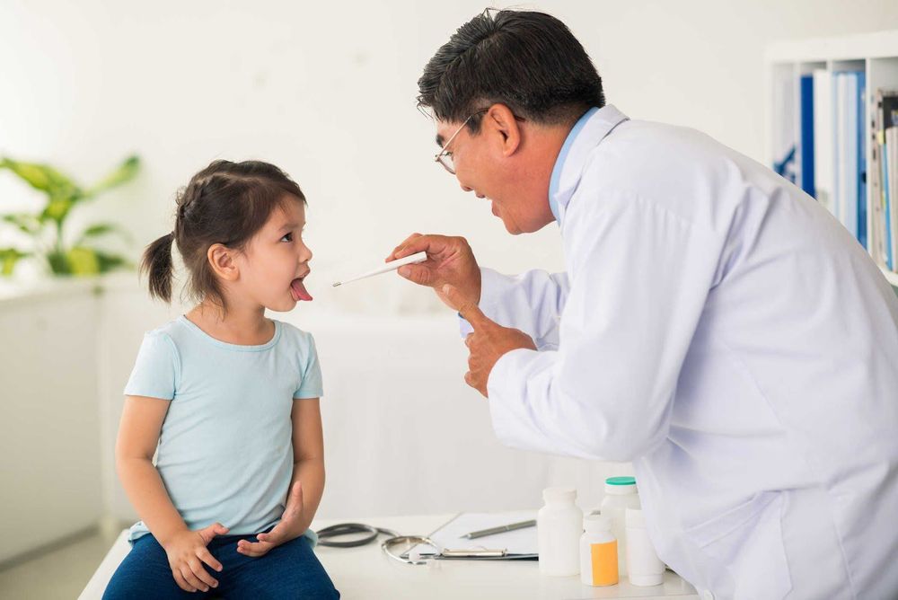 Trẻ bị sốt, ho có đờm kéo dài nên được đưa đi khám