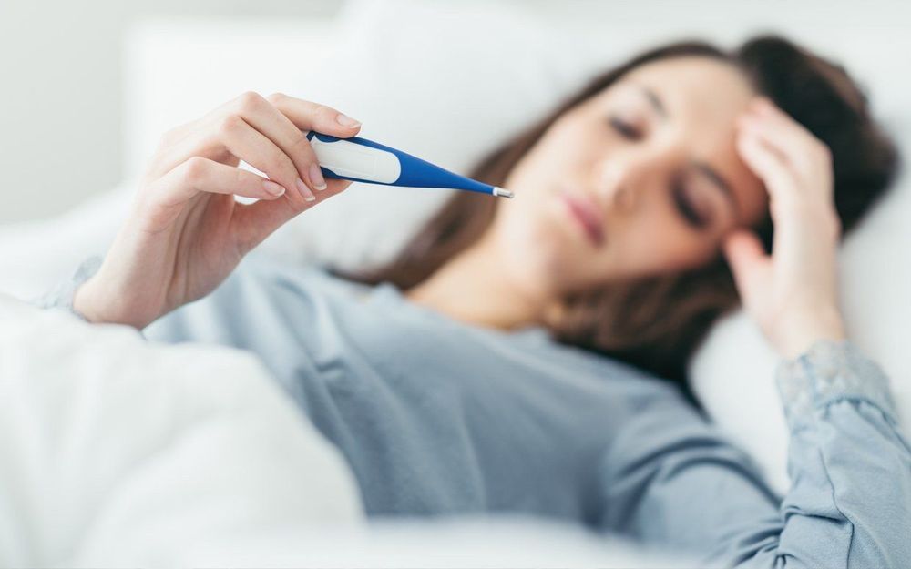 Người bệnh có thể có biểu hiện sốt, mệt mỏi, đau đầu, sợ nước, sợ gió, sợ ánh sáng