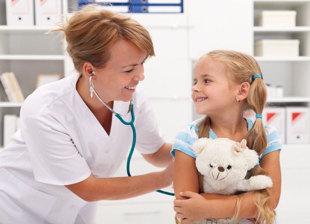 Khi bé gái bị rối loạn kinh nguyệt cần đến bệnh viện để chẩn đoán chữa trị kịp thời. 