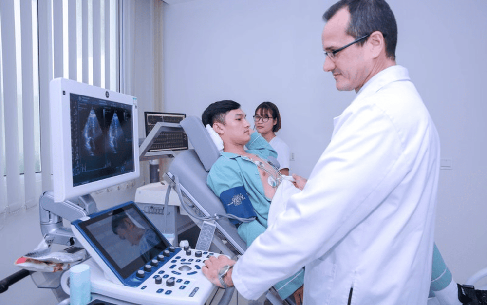 Thực hiện siêu âm tim định kỳ giúp phát hiện tổn thương sớm, theo dõi diễn tiến bệnh lý và điều chỉnh phác đồ điều trị chính xác hơn.