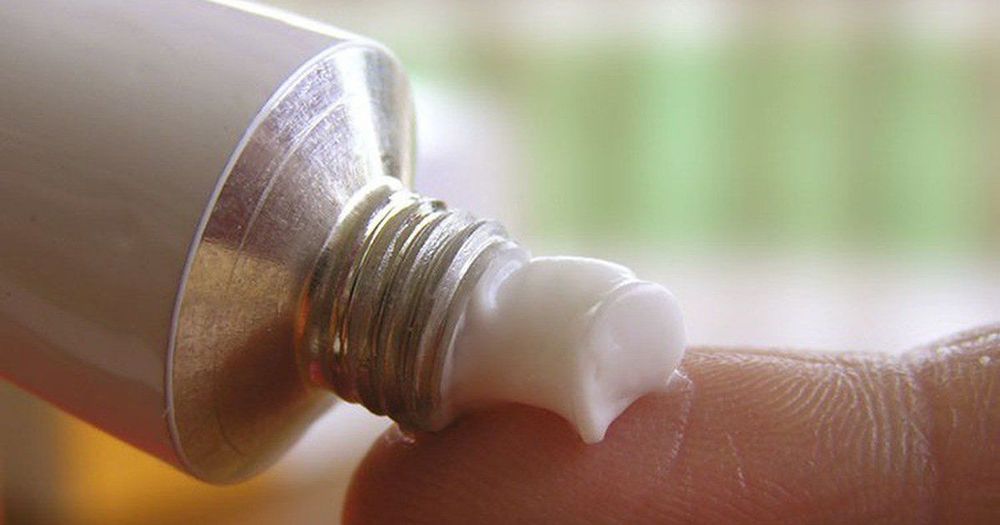 
Bôi một lớp mỏng thuốc, thoa một cách nhẹ nhàng tại vùng da bệnh và rộng ra xung quanh
