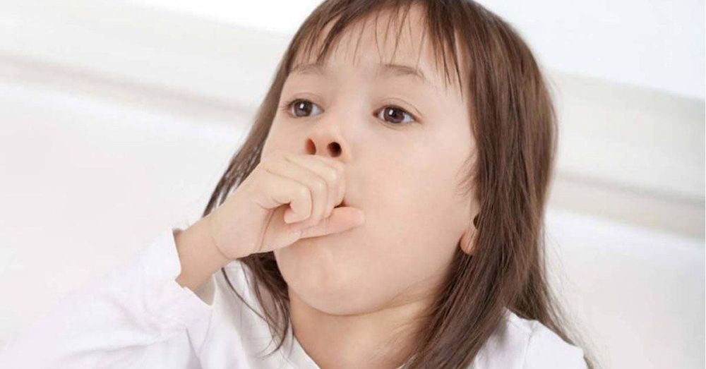 Bé ho có thể do viêm tiểu phế quản hoặc viêm phổi