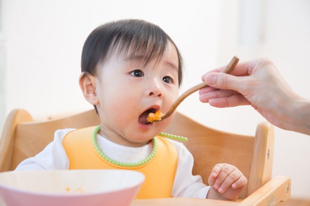 
GIai đoan tập ăn, trẻ có thể ăn được một sối thực phẩm xay nhuyễn
