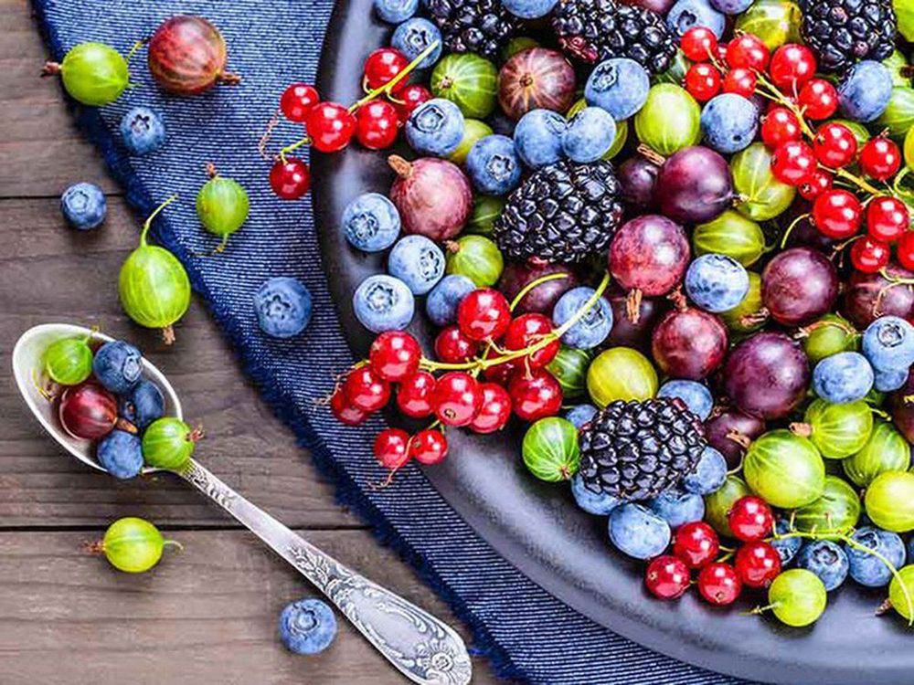 Quả mọng, chuối, dưa hấu, kiwi,... là những loại thực phẩm mà người bệnh THA nên ăn.