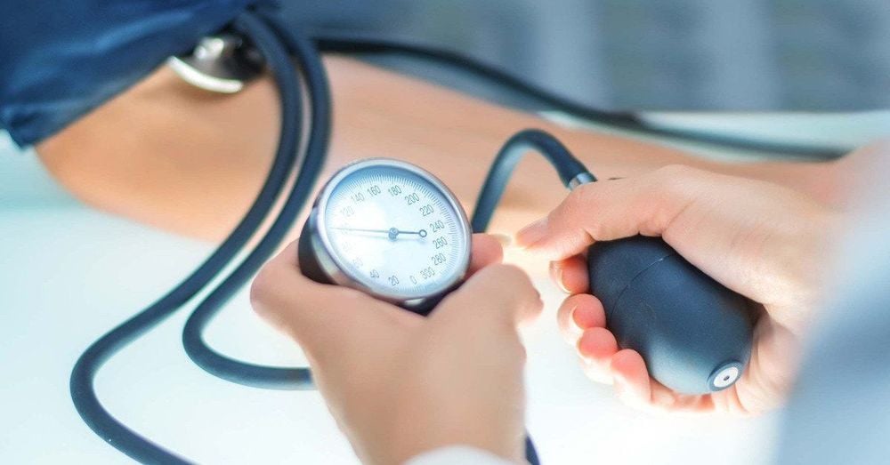 
Trong quá trình phẫu thuật cần theo dõi huyết áp bệnh nhân
