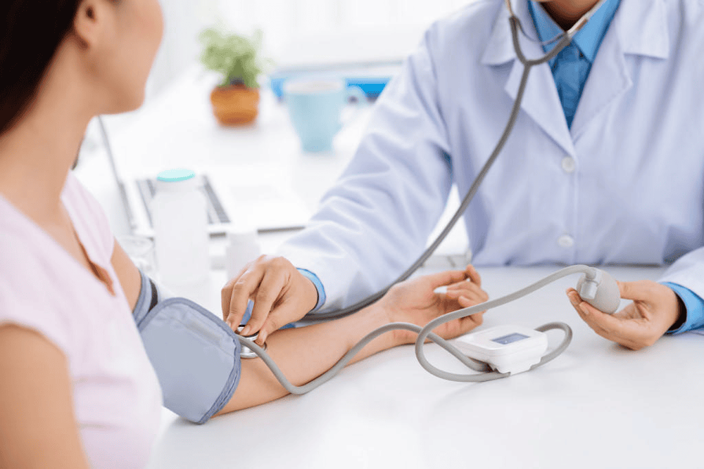 
Bạn nên đi thăm khám đúng lịch hẹn với bác sĩ để có thể theo dõi chặt chẽ những phản ứng của thuốc lợi tiểu.
