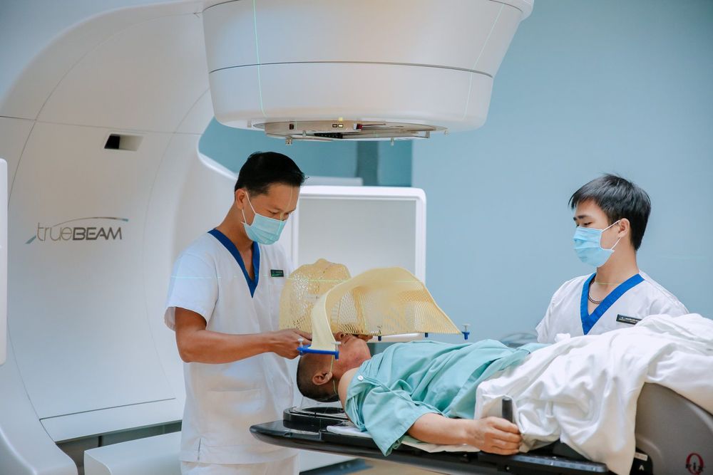 Phương pháp xạ trị được áp dụng phổ biến trong điều trị ung thư thanh quản giai đoạn đầu