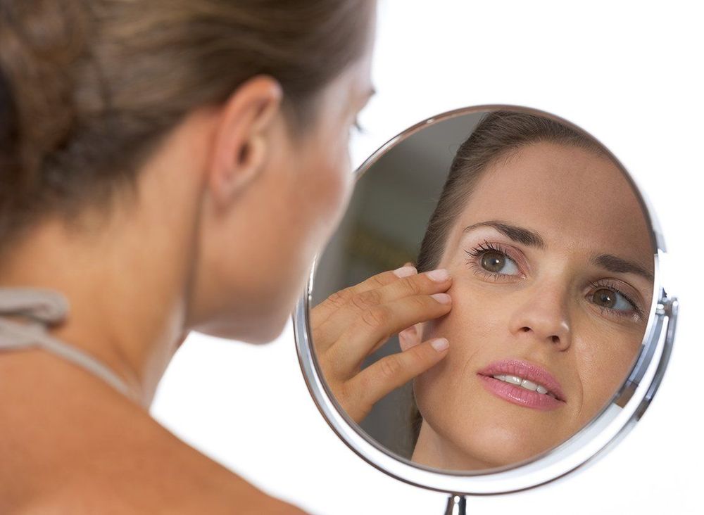 Theo thời gian mắt sẽ bị lão hóa và xuất hiện các vòng đỏ quanh mắt