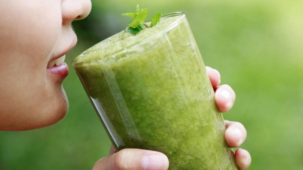 Nước ép cần tây chứa ít đường, có thể tăng cường sức khỏe làn da