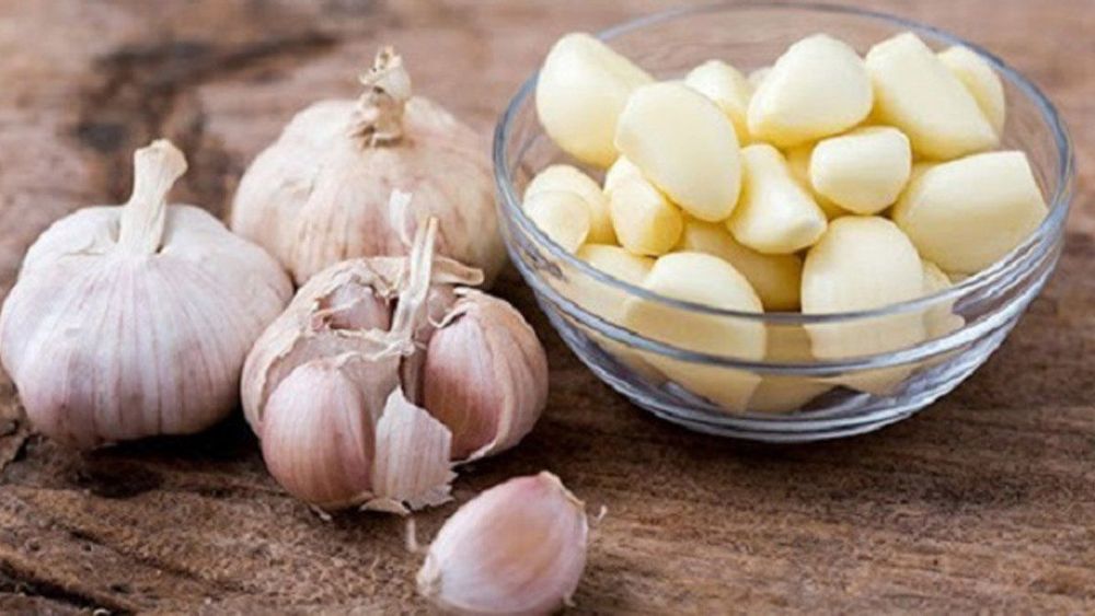 There are mixed opinions on whether eating garlic can help you lose weight