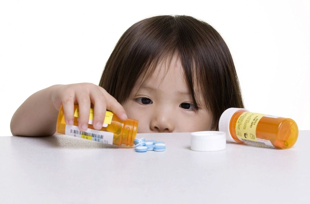 Trẻ đau họng có thể dùng thuốc theo y lệnh của bác sĩ
