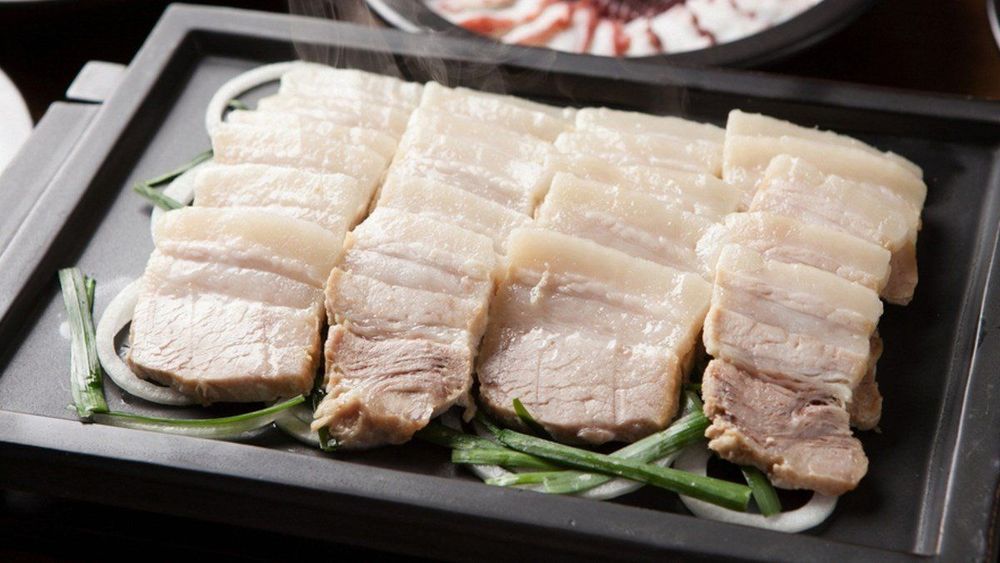 Luộc thịt để làm bánh tráng thịt heo