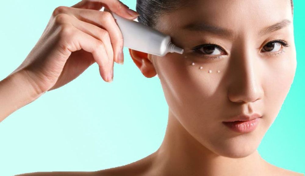 
Kem dưỡng mắt là một thành phần không thể thiếu trong bộ dưỡng da
