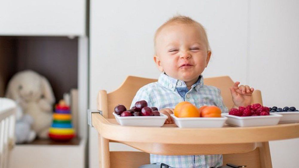 Addressing the question of what fruits a 7-month-old infant can consume.
