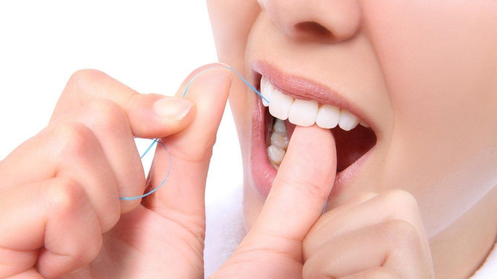 Dùng chỉ nha khoa vệ sinh răng miệng giúp giảm tình trạng chảy máu răng ở bà bầu