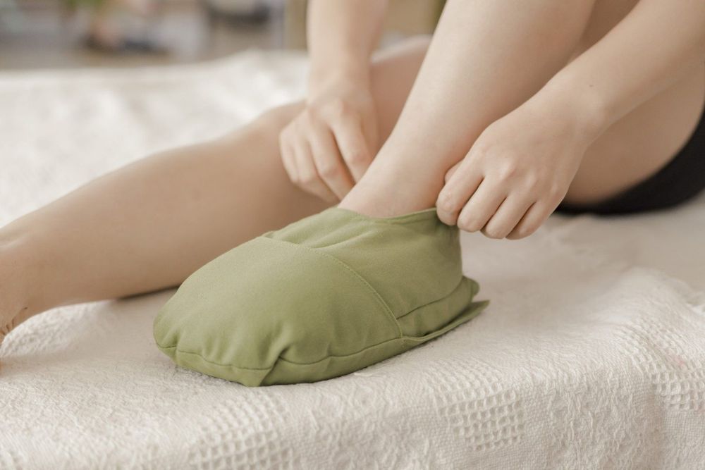 Chườm thảo dược là một trong những biện pháp điều trị trong đông y