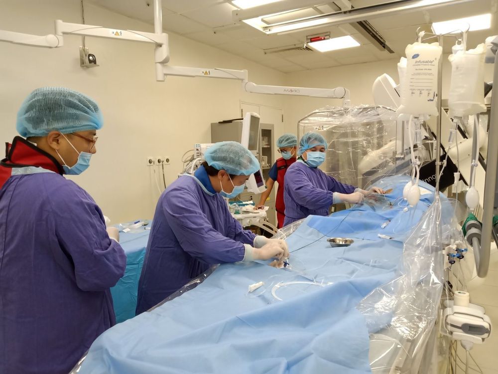 Các bác sĩ Bệnh viện Vinmec Đà Nẵng can thiệp đặt stent cho bệnh nhân phình mạch não.