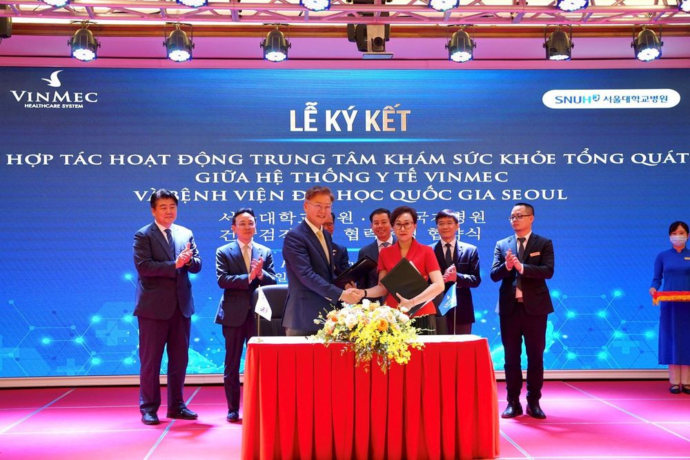 Bà Lê Thúy Anh – Tổng giám đốc Hệ thống Y tế Vinmec và Ông Kim Yon Su – Chủ tịch kiêm TGĐ Bệnh viện Đại học Bệnh viện Đại học Quốc gia Seoul đại diện 2 bên ký kết hợp tác dưới sự chứng kiến của Ngài Park Noh Wan – Đại sứ Hàn Quốc tại Việt Nam