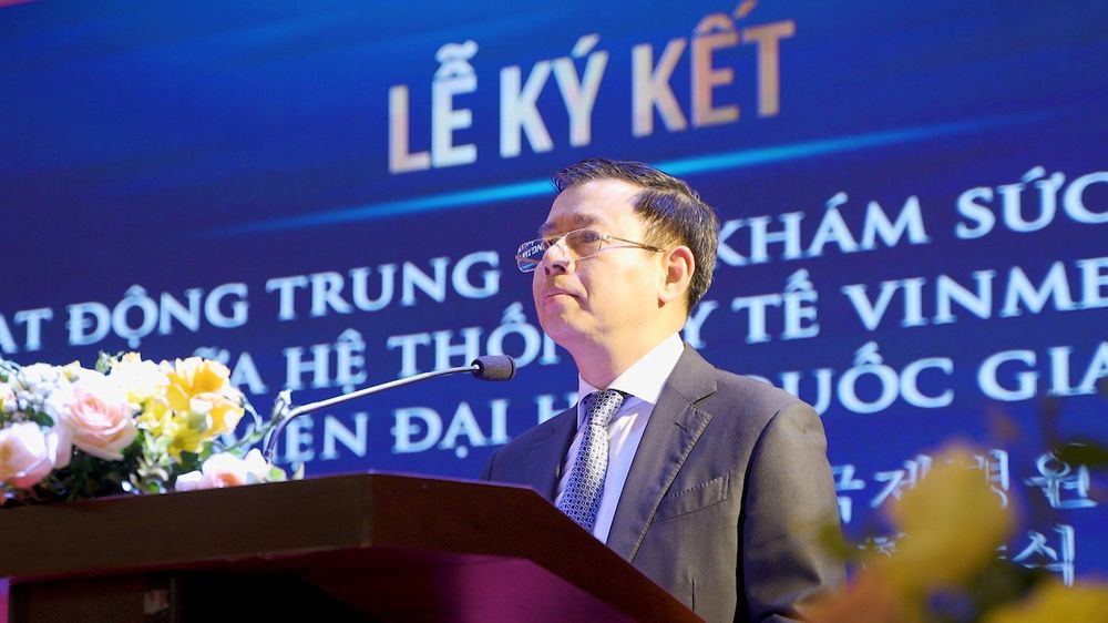 Ông Nguyễn Việt Quang, Phó chủ tịch kiêm Tổng giám đốc Tập đoàn Vingroup phát biểu tại Lễ ký kết, khẳng định mục tiêu của Vinmec trong việc vươn tầm quốc tế và đóng góp cho y học dự phòng tại Việt Nam