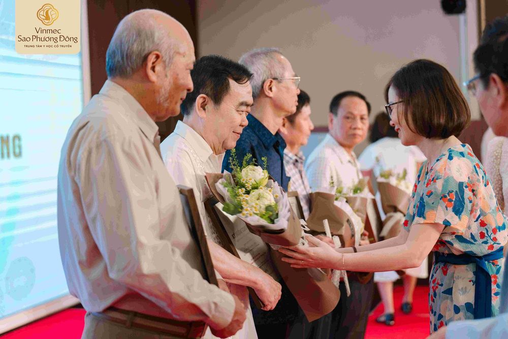 Giám đốc Bệnh viện Đa khoa Quốc tế Vinmec - Bà Đinh Thùy Dương tặng hoa các nhà đồng sáng lập Sao Phương Đông năm 1983