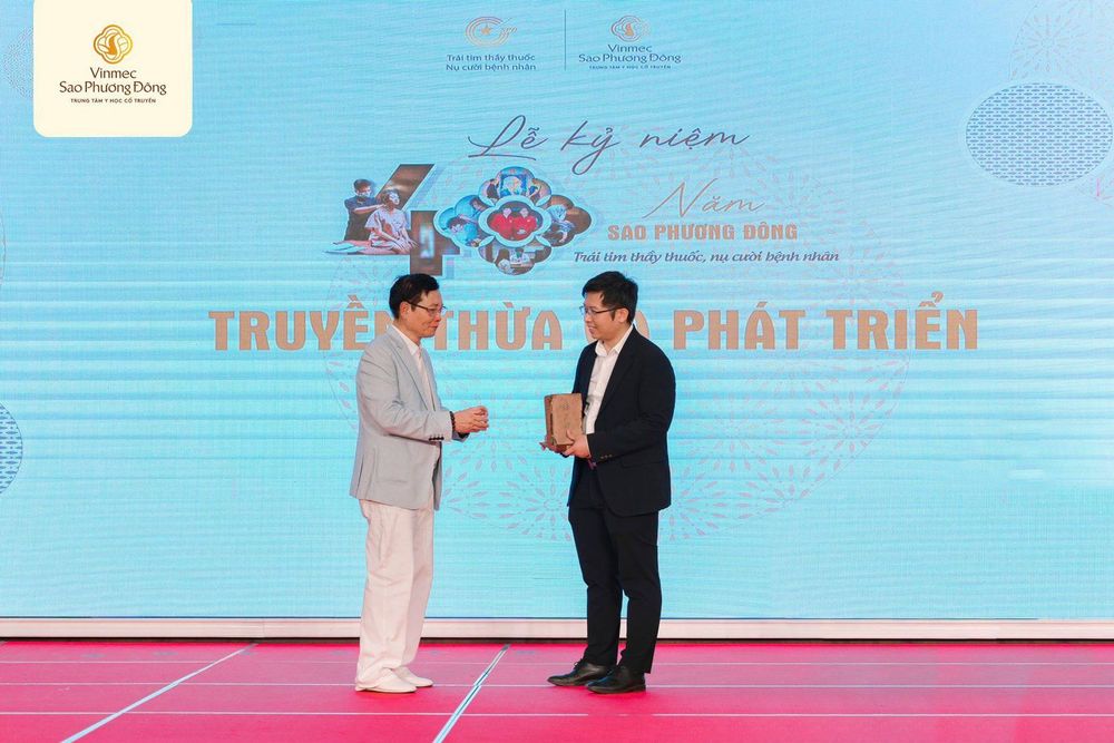 Ông Nguyễn Thái Hà trao tặng cuốn sách “Từ Thị Châm Cứu” cho Bác sĩ Nguyễn Thái Bảo