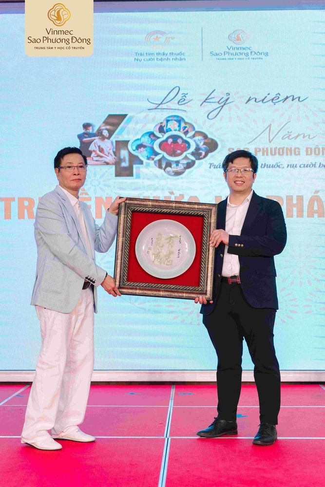 “Chí thành như thần” được trao lại cho các thầy thuốc trẻ của Vinmec - Sao Phương Đông