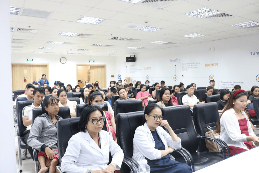 Đông đảo các bậc cha mẹ tham gia hội thảo