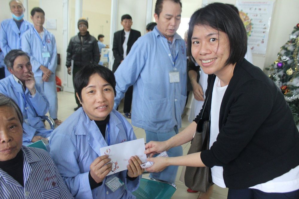 Đại diện Bệnh viện Vinmec trao quà cho người bệnh tại Khoa Nội 2