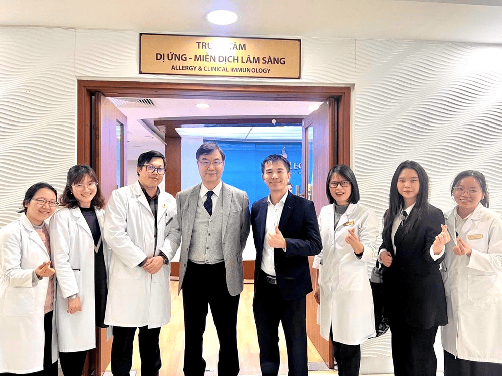 Giáo sư Sakaguchi (t4 từ trái qua) chụp hình cùng các thành viên của Trung tâm Dị ứng – Miễn dịch Lâm sàng Vinmec Time City