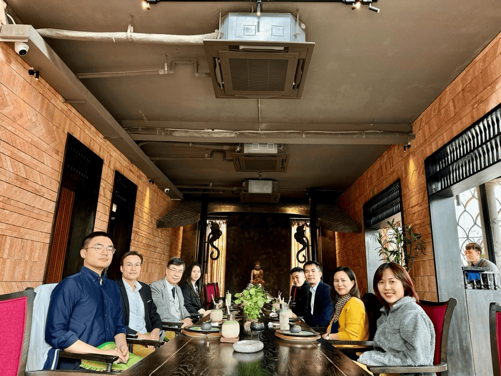 Giáo sư Sakaguchi chụp hình cùng các thành viên của VIVI và TTCNC