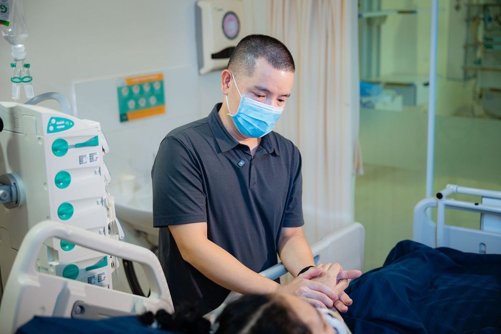 Hình ảnh anh Nguyễn Thế Hạnh chồng bệnh nhân Hoàng Thị Thu Hiền