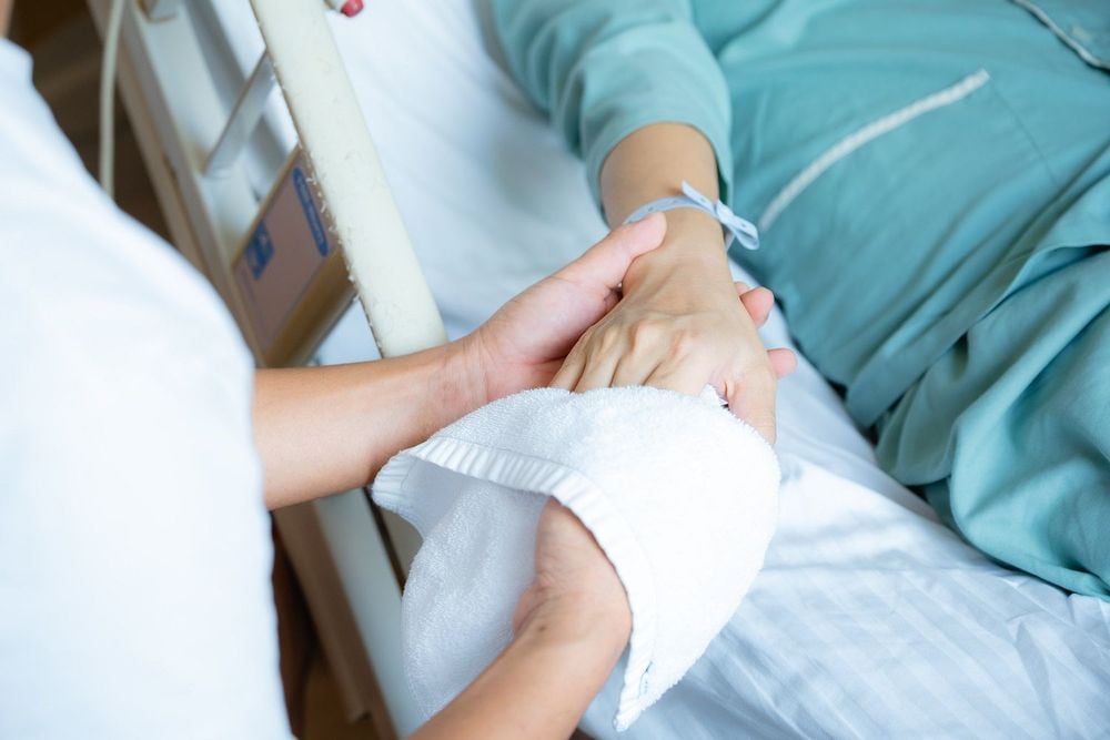 Anh Hậu ân cần lau tay cho vợ sau ca ghép gan
