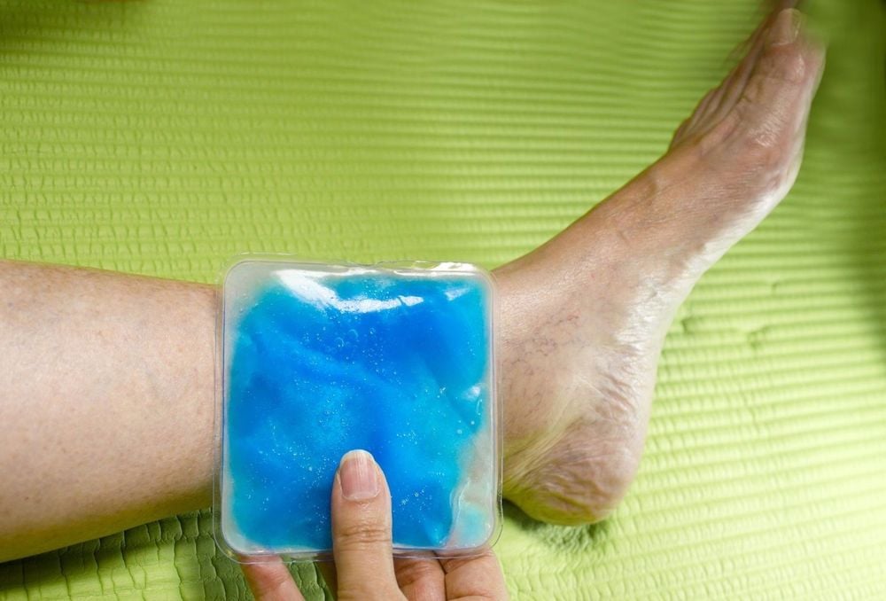 A cold compress applied for 10-20 minutes can reduce swelling and avoid ligament damage